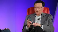 CEO Blackberry tunjukkan ponsel terbaru Blackberry (sumber : Venturebeat.com)