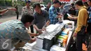 Petugas menata barang bukti saat rilis di Jakarta Barat, Jumat (24/6). Shabu tersebut oleh tersangka dimasukkan ke dalam power bank. (Liputan6.com/Johan Tallo)