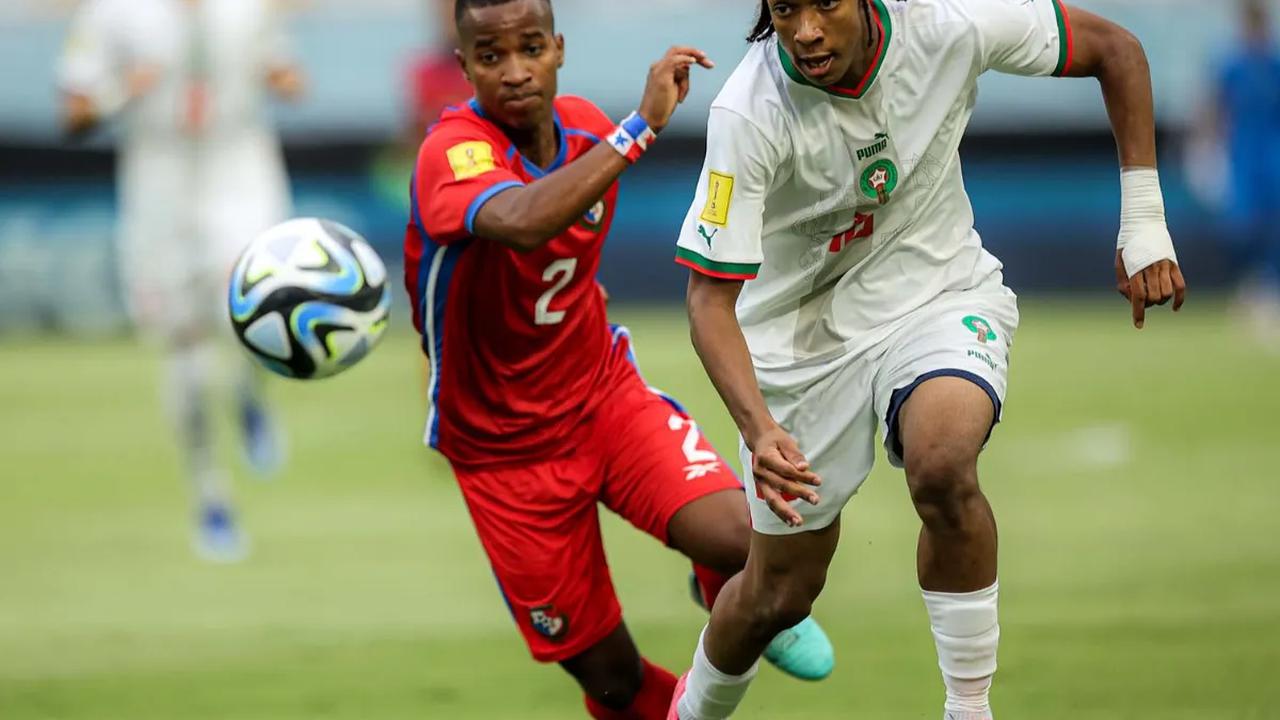 Timnas Maroko U-17 sukses mengalahkan Panama U-17 di matchday 1 Grup A Piala Dunia U-17 2023 di Stadion Gelora Bung Tomo, Surabaya, Jumat (10/11/2023) sore WIB. Panama secara umum mendominasi penguasaan bola, tetapi Maroko bisa menang berkat lini serang 