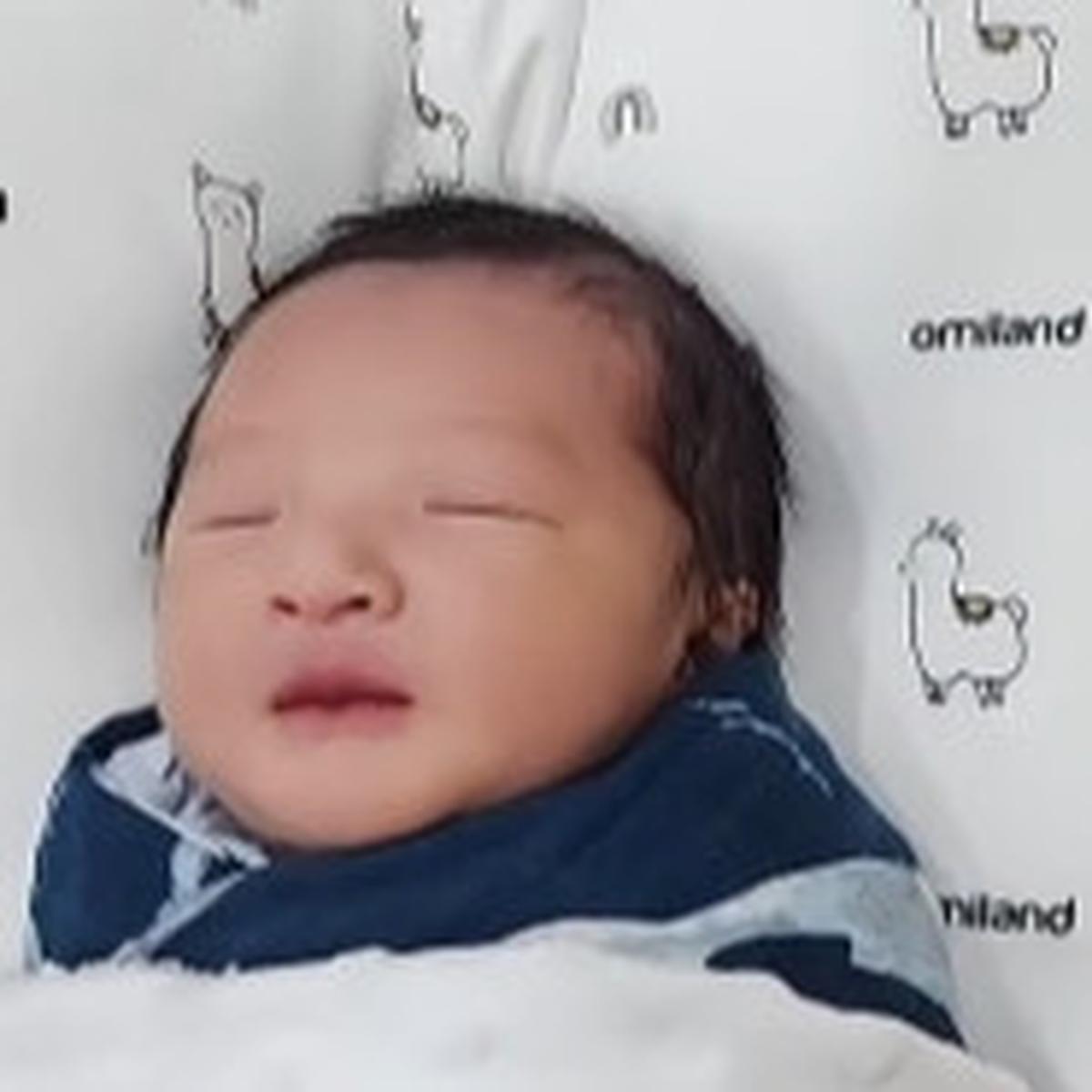 Ganteng dan Menggemaskan, Potret Baby Ahmad Cadmael Anak Pertama Chand Kelvin dan Dea Sahirah
