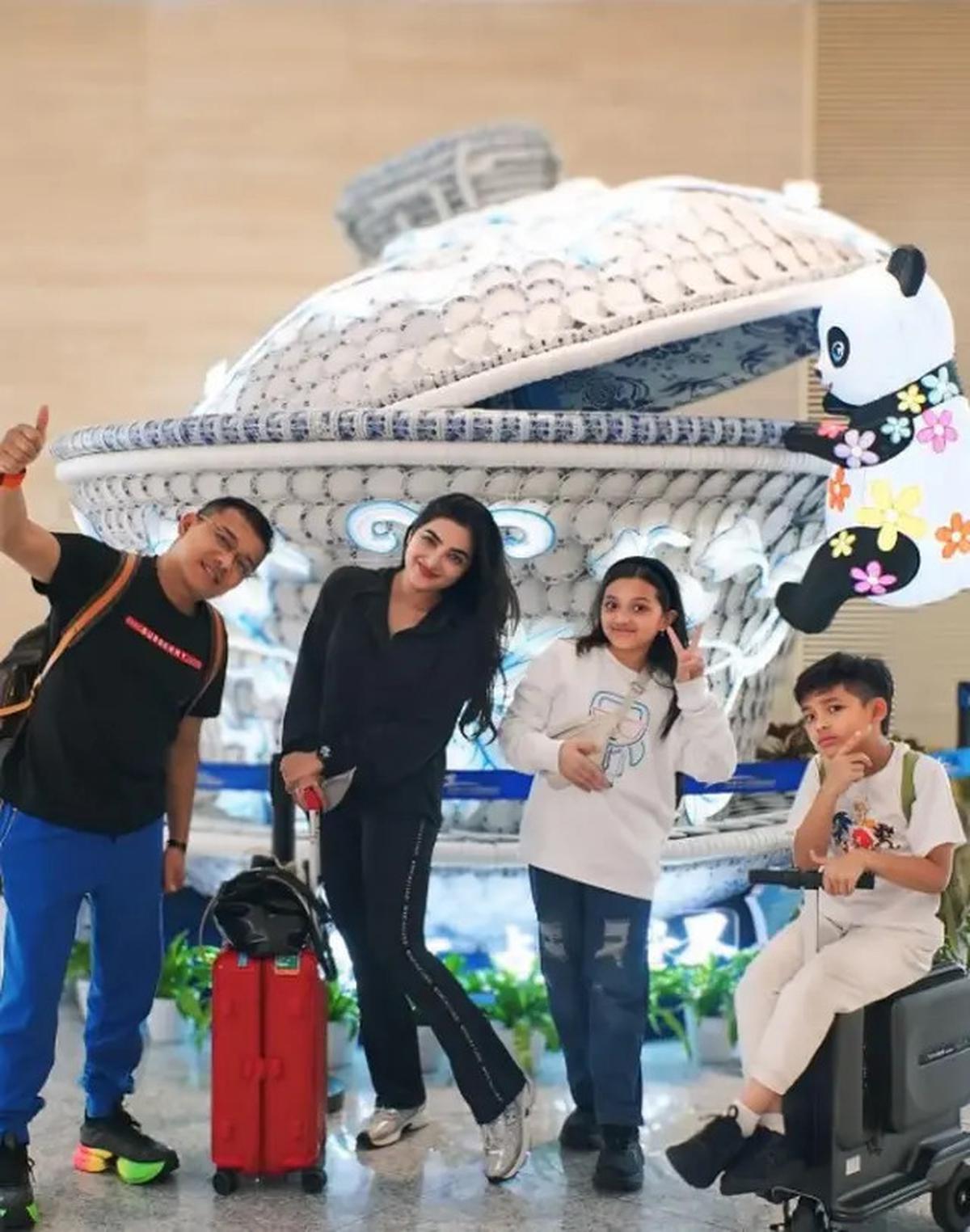 Model Sepatu Keluarga Anang-Ashanty saat Liburan di China, Nyaman dan Stylish