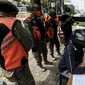 Petugas mendata warga pelanggar Pembatasan Sosial Berskala Besar (PSBB) yang terjaring razia masker di wilayah Tanah Abang, Jakarta, Senin (14/9/2020). Razia tersebut guna menekan kasus penyebaran COVID-19 di Jakarta pada masa PSBB. (Liputan6.com/Johan Tallo)