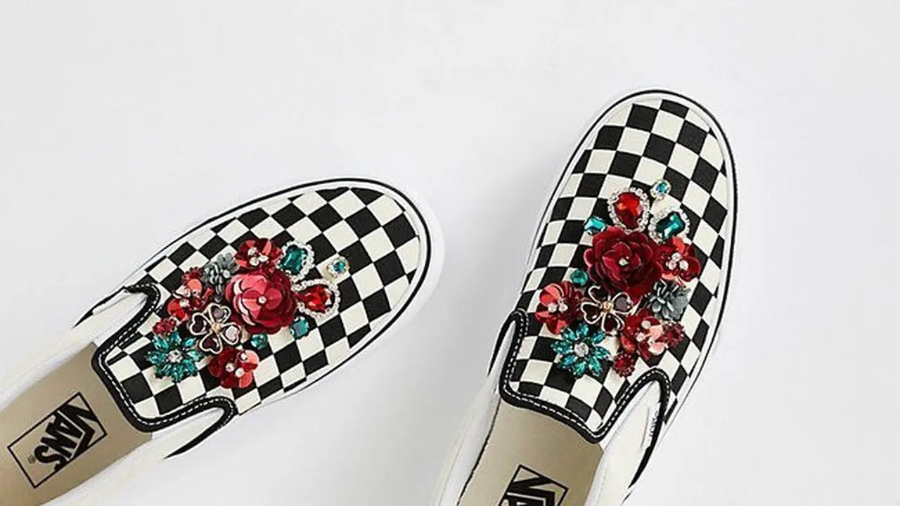 [Bintang] Jauh dari Kesan Monoton, Hiasi Sneakers dengan Detail Berkilau yang Menawan