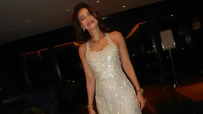 Luna Maya Tampil Elegan Bak Dewi di Semarang, Gaun Bling-Bling Sapto Djojokartiko Jadi Sorotan