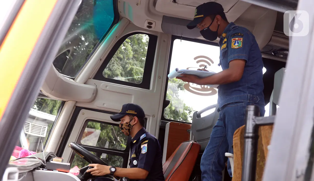 Petugas Dinas Perhubungan mengecek setir sopir saat menginspeksi keselamatan bus di Terminal Kalideres, Jakarta, Selasa (22/12/2020). Inspeksi dilakukan untuk memastikan bus AKAP layak jalan untuk mengantar para pemudik jelang libur Natal dan Tahun Baru 2021. (Liputan6.com/Angga Yuniar)