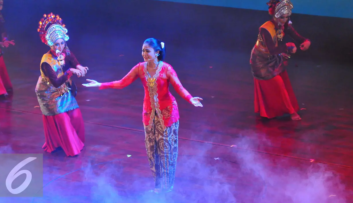 Sejumlah seniman mementaskan teater Kebangsaan Tripikala di Tim, Cikini, Jakarta, Senin ( 23/1). Teater kebangsan tersebut menceritakan tentang kondisi politik saat ini yang di bawakan dengan sindiran dan humor. (Liputan6.com/Angga Yuniar)