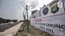 Spanduk info uji coba Jalan Layang atau Flyover Cakung, Jakarta Timur, terpasang di salah satu sisi jalan, Senin (19/4/2021). Uji coba yang berlangsung mulai pukul 07.00 WIB hingga 22.00 WIB ini diharapkan mengurangi kemacetan lalu lintas di wilayah tersebut. (merdeka.com/Iqbal S Nugroho)