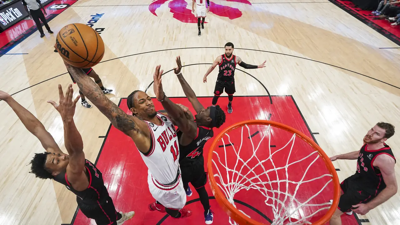 Aksi pemain Bulls DeMar DeRozan menerobos pertahanan Raptors pada turnamen play-in NBA