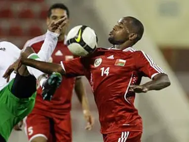 Penyerang Indonesia, Boaz Solossa (putih) berebut bola dengan pemain Oman, Hassan Rabia dalam pertandingan kualifikasi Piala Asia 2011 di Muscat pada 19 Januari 2009. AFP PHOTO/MOHAMMED MAHJOUB