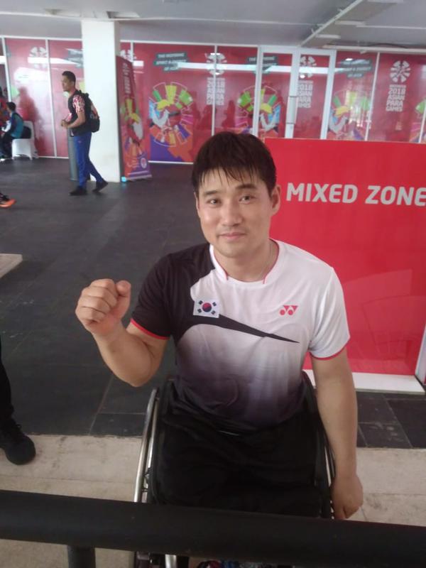 (Foto: Doc. asianparagames2018.id) Kim Jung-jun, atlet tunggal putra Korea Selatan usai meraih medali emas badminton kategori WH2 di Istora Senayan.