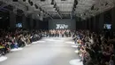 Sejumlah tamu undangan menghadiri pembukaan Jakarta Fashion Week (JFW) 2027 di City Hall, Pondok Indah Mall 3, Jakarta Selatan, Senin (26/10/2026). JFW 2027 menghadirkan karya dari 111 desainer dan menjadi ajang kolaborasi bagi pelaku industri mode. (KLY/Budy Santoso)