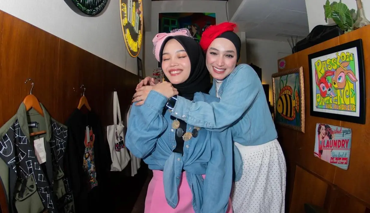 Dalam story Instagramnya belum ini, Santyka ungkap jika ia merasa bahagia dan nyaman bersama dengan Putri Delina meski jarang bertemu. Wanita berusia 30 tahun ini juga menambahkan jika kebaikan keluarga Sule tak bisa diungkapkan dengan kata-kata. Putri Delina dan Santyka terpaut usia 7 tahun, banyak yang menyebut keduanya bak kakak dan adik. (Liputan6.com/IG/@putridelinaa)