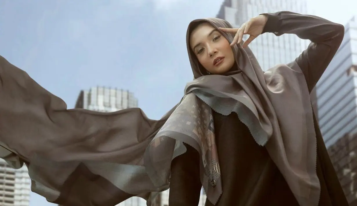 “Aku mau rujak tapi mangganya harus mangga muda. Rujak biasa, tapi kayaknya satai Padang enak juga, ya? Satai padang dessert-nya rujak, ya enggak?” ujar Zaskia Sungkar, manja. (Instagram/zaskiasungkar15)