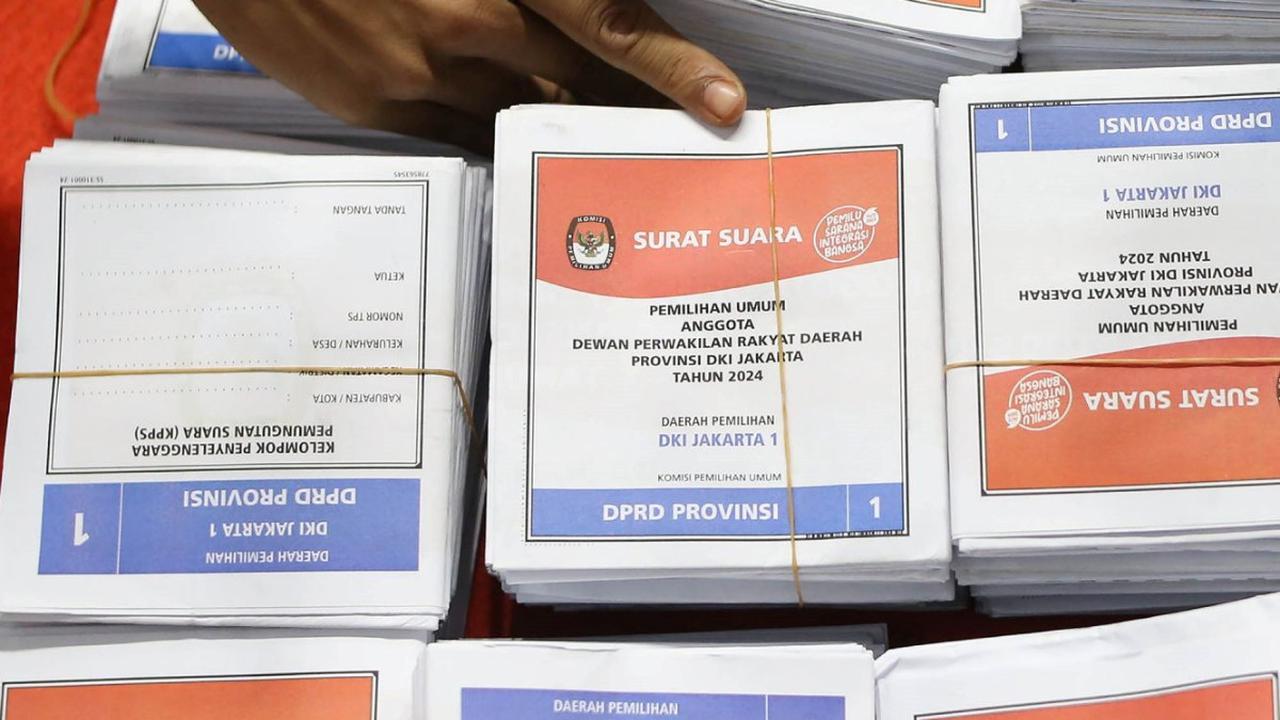 Sementara itu, pemilih yang melanggar larangan dapat dikenai sanksi administratif sesuai dengan peraturan yang berlaku.&nbsp;