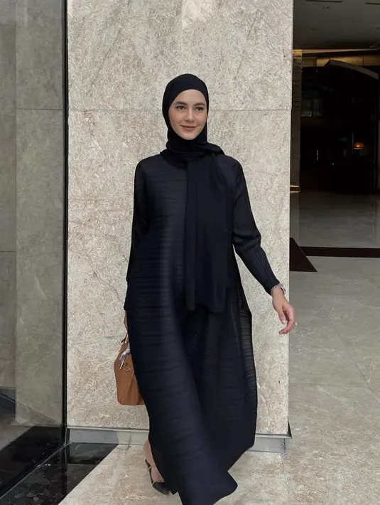 Paula Verhoeven tampil memukau dengan gaya makeup sederhana dan minimalis. [Foto: Instagram/ Paula Verhoeven]