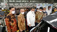 Menteri Koordinator Bidang Perekonomian Airlangga Hartarto saat menyampaikan sambutan dalam kunjungan kerja ke PT Hyundai Motor Manufacturing Indonesia (HMMI) di Cikarang, Selasa (27/12/2022).