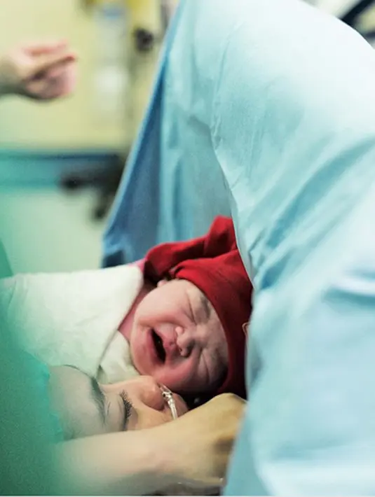 "mengandungnya menyenangkan. saya berterbangan kemana saja sampai usia kehamilan 32 minggu. photo by @dierabachir," tulis Oki yang disukai oleh ribuan warganet. (Instagram/dierabachir)