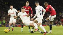 Pemain Manchester United, Marcus Rashford (kanan) mencetak kedua timnya ke gawang Tottenham Hotspur pada laga lanjutan Liga Inggris 2023/2024 di Old Trafford, Manchester, Inggris, Senin (15/01/2024) dini hari WIB. (AP Photo/Dave Thompson)