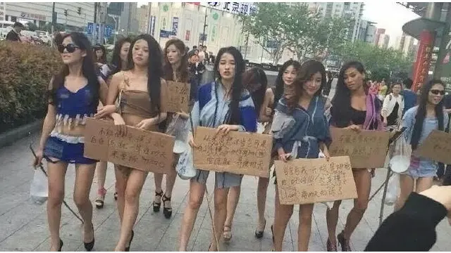 Pengemis Cantik dan Seksi Berdemo untuk Dapat Pekerjaan