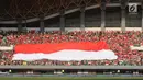 Suporter Timnas Indonesia membentangkan bendera raksasa jelang menyaksikan laga persahabatan antara Indonesia melawan Fiji di Stadion Patriot Candrabhaga, Bekasi, Sabtu (9/2). Laga berakhir imbang 0-0. (Liputan6.com/Helmi Fithriansyah)