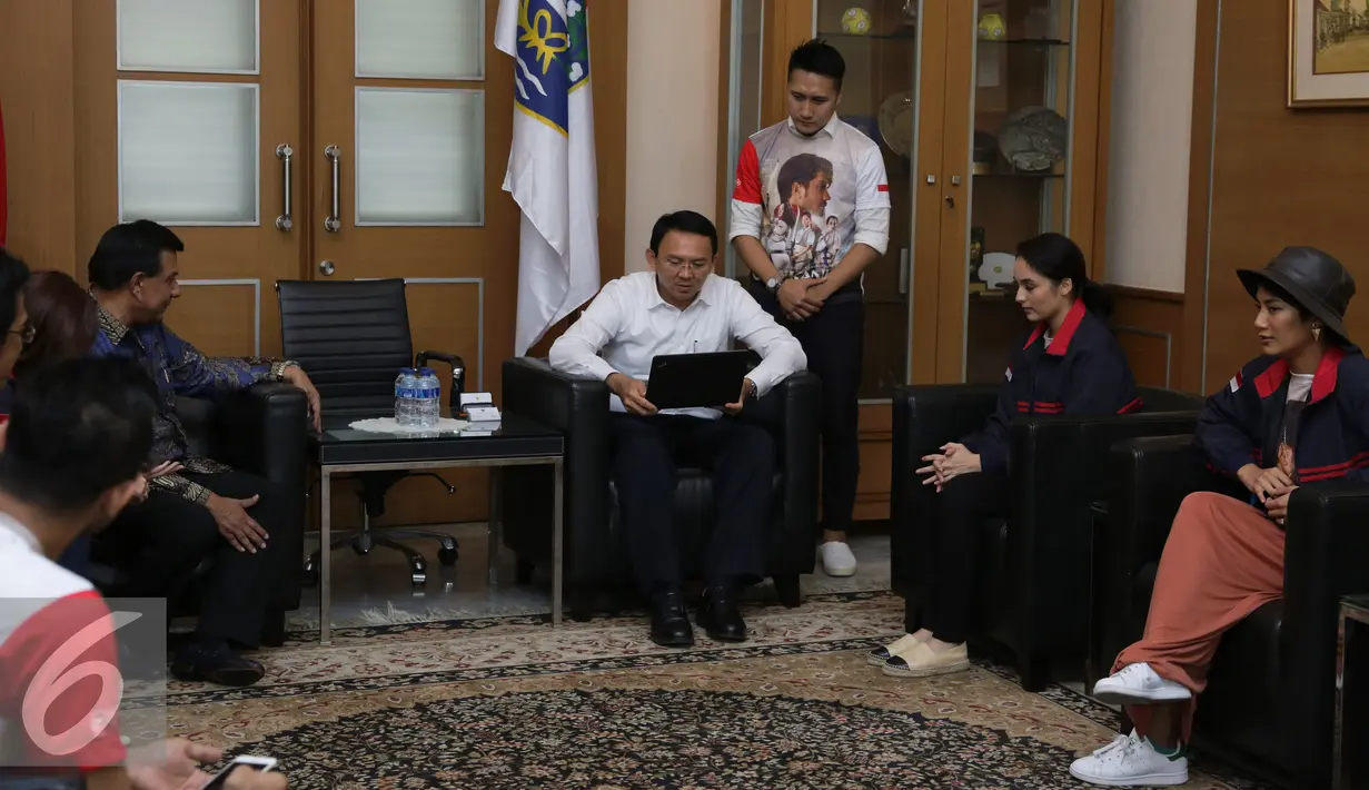 Suasana pertemuan pemain 3 Srikandi dengan Gubernur Ahok di Balai Kota, Jakarta, Selasa (19/7). Mereka mengajak Gubernur Ahok untuk nonton bareng bersama film 3 Srikandi. (Liputan6.com/Herman Zakharia)