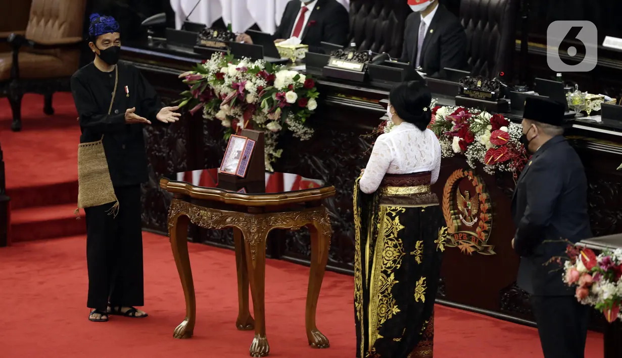 Presiden Joko Widodo atau Jokowi (kiri) bersama Ketua DPR Puan Maharani (tengah) dan Ketua MPR Bambang Soesatyo (kanan) saat mengikuti Sidang Paripurna DPR 2021 di Gedung Nusantara, Senayan, Jakarta, Senin (16/8/2021). (Liputan6.com/Angga Yuniar)