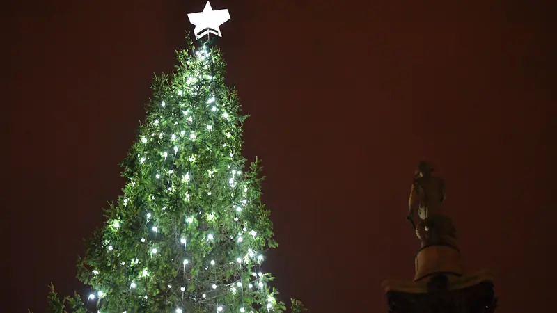 Trafalgar Square Dihiasi Pohon Natal