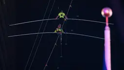 Aerialists Nik Wallenda (kanan) dan saudara perempuannya Lijana Wallenda melintasi seutas kawat di ketinggian 396 meter, Times Square, New York, AS, Minggu (23/6/2019). Keduanya melintasi kawat yang terbentang di antara dua gedung pencakar langit setinggi 25 lantai. (Johannes EISELE/AFP)