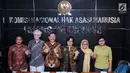 Anggota tim pemantauan kasus Novel Baswedan berfoto bersama usai memberi keterangan di Kantor Komnas HAM Jakarta, Jumat (9/3). Tim ini hasil sidang paripurna di Komnas HAM dan beranggotakan enam orang. (Liputan6.com/Helmi Fithriansyah)