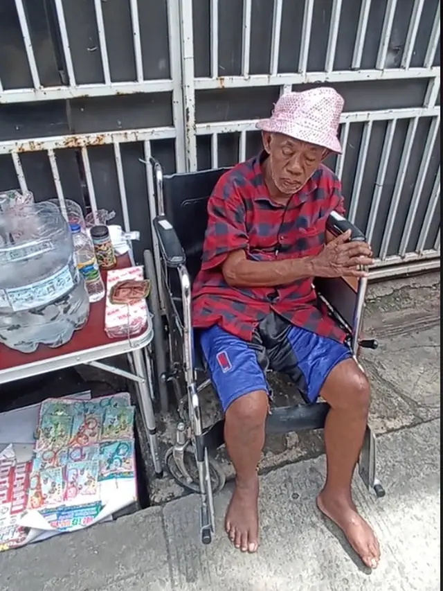 6 Potret Pak Tarno Tetap Berjualan Meski Sakit, Kondisinya Bikin Prihatin