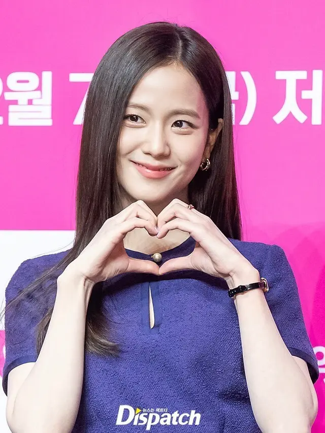 Jisoo BLACKPINK dan Park Jeong Min Tampil Serasi dalam Press Conference \'NEWTOPIA\'. (instagram/koreadispatch)