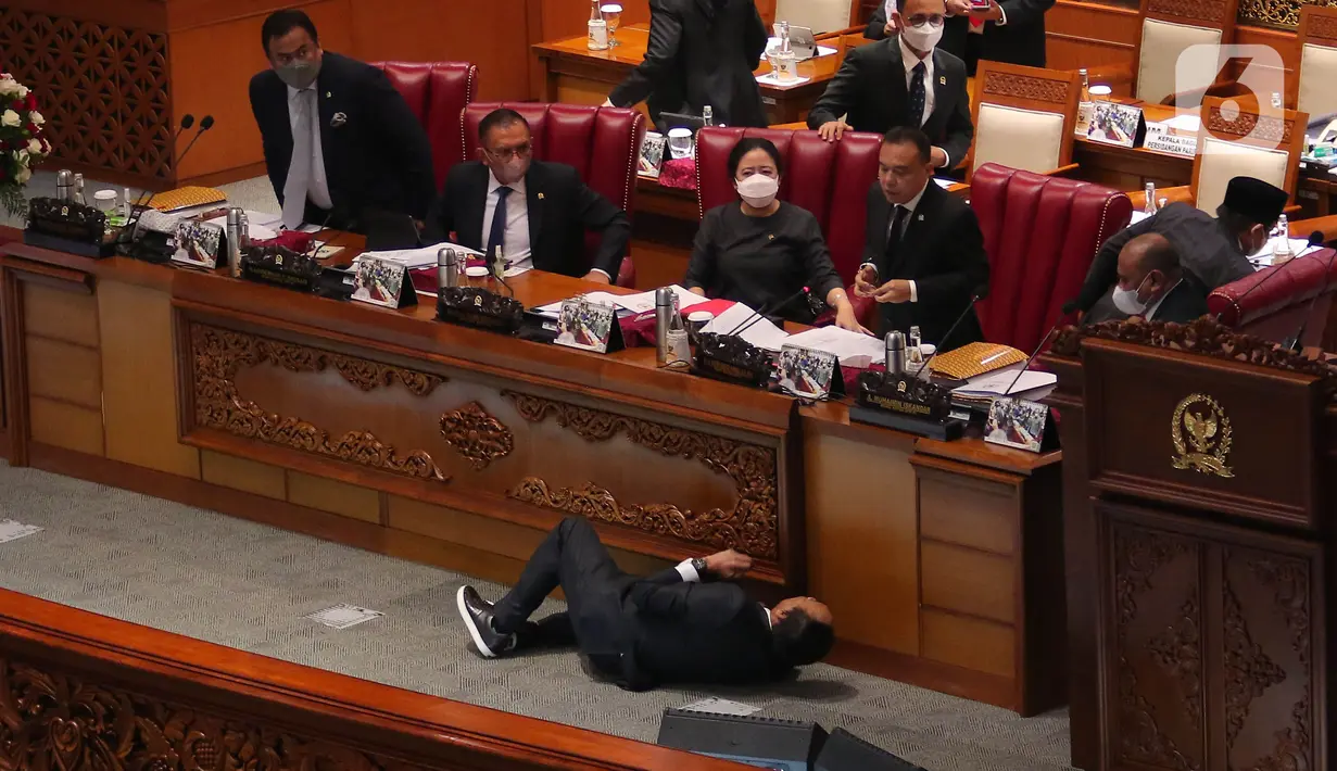 Wakil Ketua Banggar DPR RI Muhidin Muhammad Said terjatuh usai memberikan laporan hasil pembahasan RAPBN 2023 di Rapat Paripurna ke-26 Masa Persidangan V Tahun Sidang 2021-2022 di Gedung nusantara III, Jakarta, Kamis (30/6/2022). Belum diketahui kenapa Wakil Banggar Muhidin sampai terjatuh dan dibawa keruang medis. (Liputan6.com/Angga Yuniar)