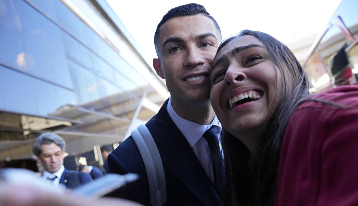Wanita tersebut bernama Giuliana seorang suporter wanita asal Brasil. Keberadaannya disana untuk memberikan semangat kepada Cristiano Ronaldo dkk agar berhasil meraih trofi Piala Dunia 2022. (AP Photo/Armando Franca)