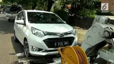 Tertangkap parkir sembarangan, sopir taksi online ini tak terima ditangkap petugas. Akibatnya petugas dan sopir berebut kunci mobil.