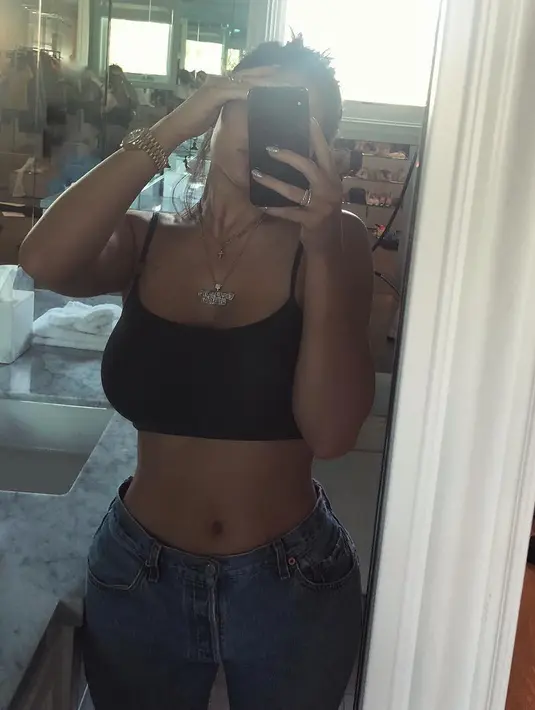 Kylie Jenner bahkan sudah memamerkan perutnya yang rata dengan mirror selfie. (instagram/kyliejenner)