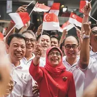 Halimah Yacob ketika menghadiri Hari Kedisiplinan Nasional yang diselenggarakan oleh NTUC, Singapura (10/8). Keputusannya untuk maju dalam pemilihan Presiden didukung serikat pekerja sejak bergabung pada tahun 1978 hingga 2011.(instagram.com/halimahyacob)