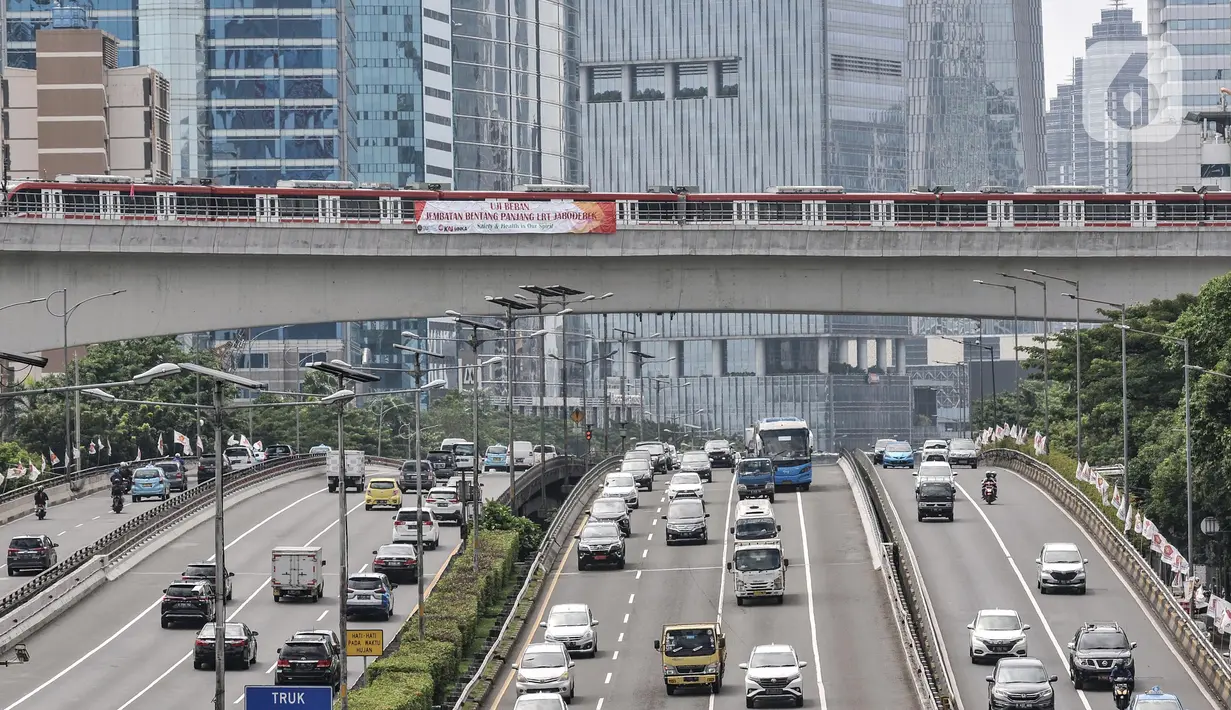 Rangkaian LRT Jabodebek uji beban di Jembatan Bentang Panjang kawasan Kuningan-Jalan Gatot Subroto, Jakarta Selatan, Kamis (24/2/2022). Uji beban untuk memastikan kekuatan dan mendapatkan sertifikat layak fungsi sebelum LRT Jabodebek beroperasi pada Agustus mendatang. (merdeka.com/Iqbal S. Nugroho)