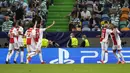 Pemain Ajax merayakan setelah Sebastien Haller mencetak gol ke gawang Sporting CP pada pertandingan Grup C Liga Champions di Stadion Alvalade, Lisbon, Portugal, Rabu (15/9/2021). Ajax menang 5-1. (AP Photo/Armando Franca)