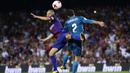 Duel pemain FC Barcelona, Andres Iniesta (kiri) dan pemain Real Madrid, Carvajal pada laga Supercup Spanyol di Camp Nou stadium, Barcelona, (13/8/2017). Real Madrid menang 3-1. (AP/Manu Fernandez)