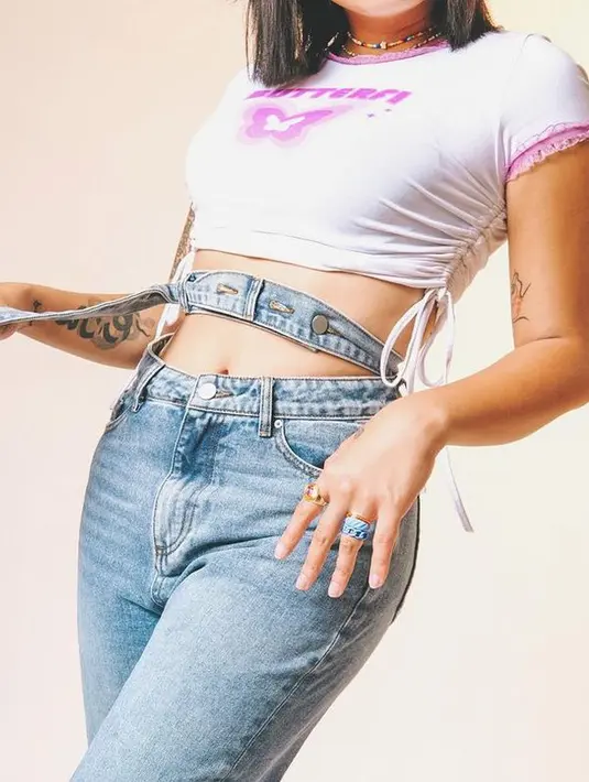 Dalam foto close-up yang satu ini, perut Awkarin terlihat rata dan sempurna. (Foto: instagram.com/awkarin)