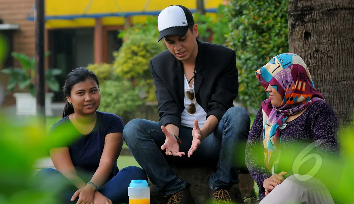 Keseruan Kevin Julio berbincang dengan dua fansnya dalam program Ngedate Bareng Artis yang diselenggarakan oleh Liputan6.com, Jakarta, Rabu (1/4/2015). (Liputan6.com/Faisal R Syam)