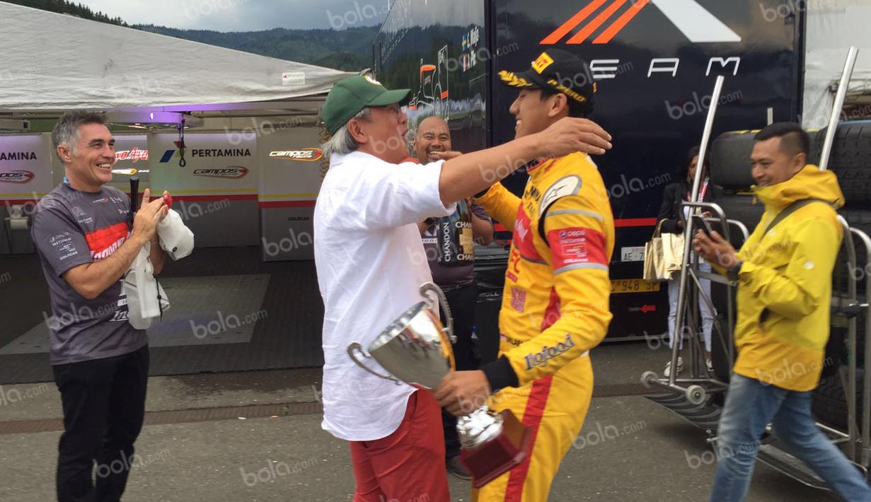 Pebalap Campos Racing asal Indonesia, Sean Gelael, disambut ayahnya, Ricardo Gelael, seusai finis posisi kedua feature race GP2 Austria di Sirkuit Red Bull Ring, Austra, Sabtu (2/7/2016). (Bola.com/Reza Khomaini)