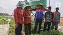 Direktur Utama PT Kilang Pertamina Internasional (KPI) Taufik Aditiyawarman (tengah) berbincang dengan para petani saat peresmian Desa Energi Berdikari di Kalijaran, Maos, Cilacap, Jawa Tengah, Kamis (2/11/2023). (Liputan6.com/Angga Yuniar)