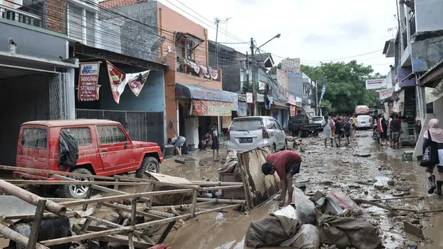 mobil terseret arus banjir