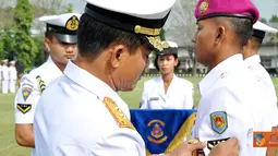 Citizen6, Surabaya: Dankobangdikal Laksda TNI Sadiman meluluskan tiga Komando Pendidikan dilingkungan Kobangdikal secara bersama-sama sebanyak 339 siswa pada, Selasa (5/7). (Pengirim: Penkobangdikal)