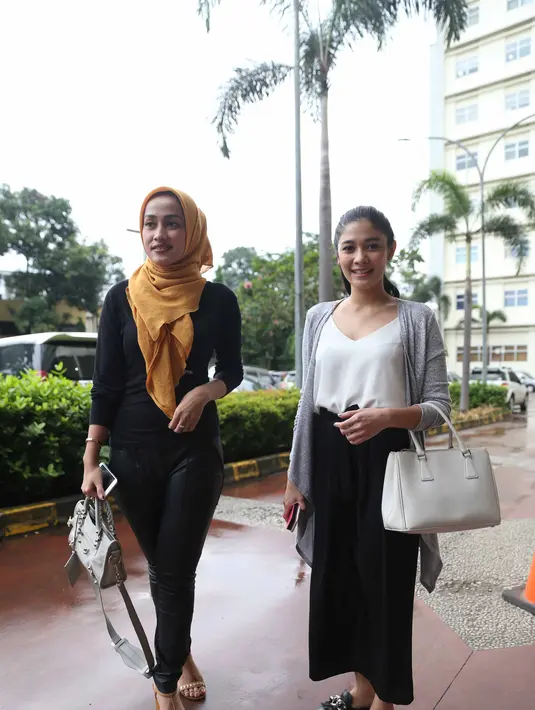 Adik kandung Nana Mirdad ini sempat khawatir dengan kondisi Jupe yang sempat drop. Nay yang datang didampingi saudaranya itu mengaku bahwa kondisi pelantun Belah Duren sekarang mulai membaik. (Nurwahyunan/Bintang.com)