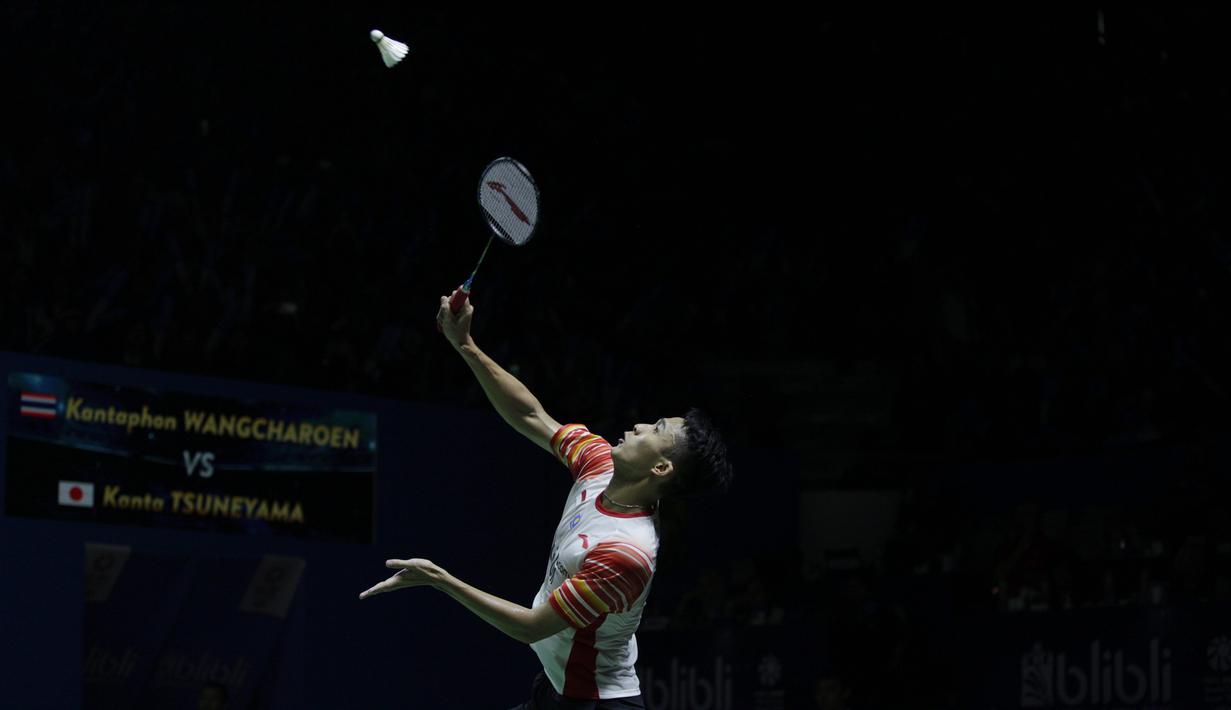 Tunggal putra Indonesia, Jonatan Christie, mengembalikan kok saat melawan Rasmus Gemke pada Blibli Indonesia Open 2019 di Istora Senayan, Jakarta, Selasa (16/7). Jojo menang 21-17 24-22. (Bola.com/Vitalis Yogi Trisna)