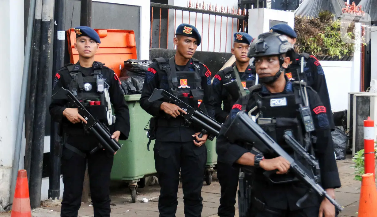 "Polres Metro Jakarta Pusat dengan Polda Metro Jaya, Kodam Jaya, juga Pemprov DKI akan menggelar sebanyak 2.120 personel. Kami menggelar pengamanan baik itu dari Bundaran Hotel Indonesia kemudian ruas jalan Imam Bonjol sampai dengan Taman Suropati," kata Kapolres Metro Jakarta Pusat, Kombes Pol Susatyo Purnomo Condro di Kantor KPU RI, Jakarta Pusat, Selasa (12/12/2023). (Liputan6.com/Herman Zakharia)