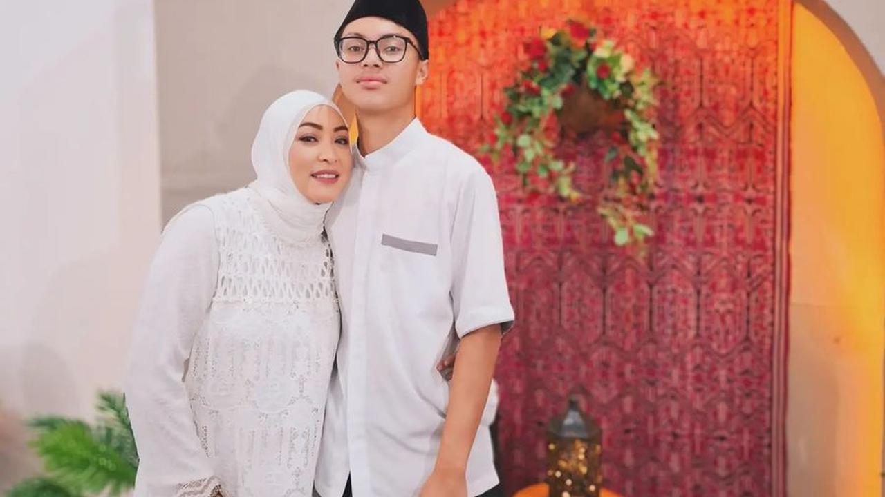 "Teruslah menjadi anak yang baik, yang selalu berbagi dengan orang lain. Semoga rahmat Allah selalu menyertaimu," pungkasnya.