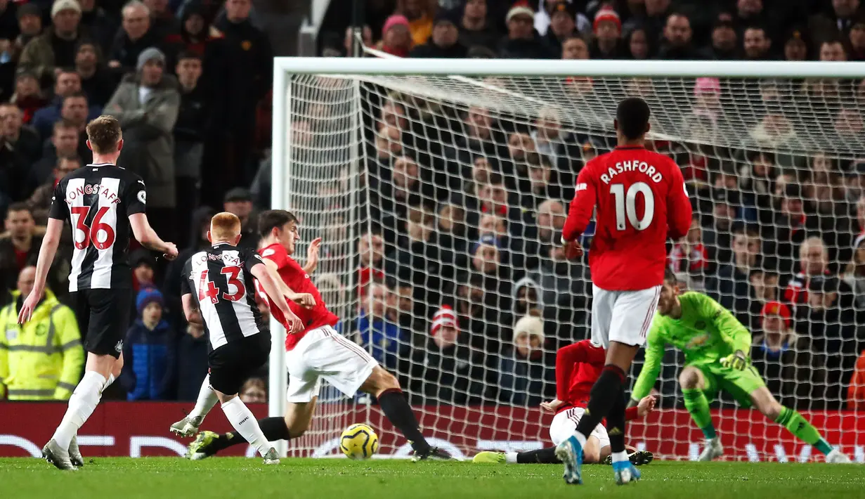 Pemain Newcastle United Matthew Longstaff (kedua kiri) mencetak gol ke gawang Manchester United pada pertandingan Liga Inggris di Old Trafford, Manchester, Inggris, Kamis (26/12/2019). Manchester United menang 4-1 atas Newcastle United. (Martin Rickett/PA via AP)